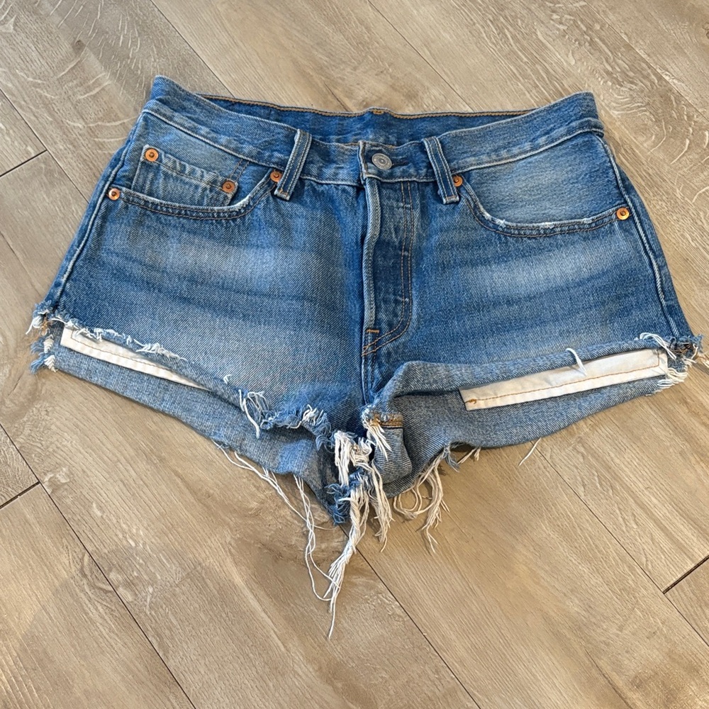 Levi’s 501 Cut Off Denim Shorts Size 27 * Waist Measures 29”